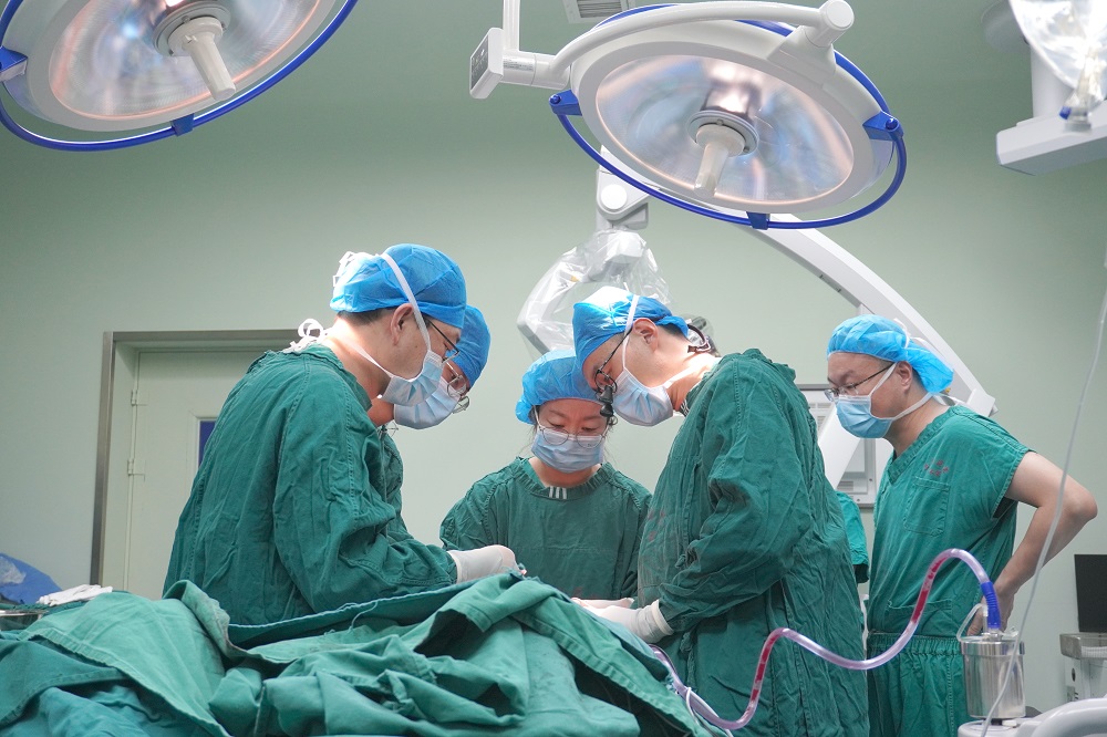 无影灯下,手术医护团队凝神聚力,全力攻克手术难关。.jpg 无影灯下,手术医护团队凝神聚力,全力攻克手术难关。.jpg