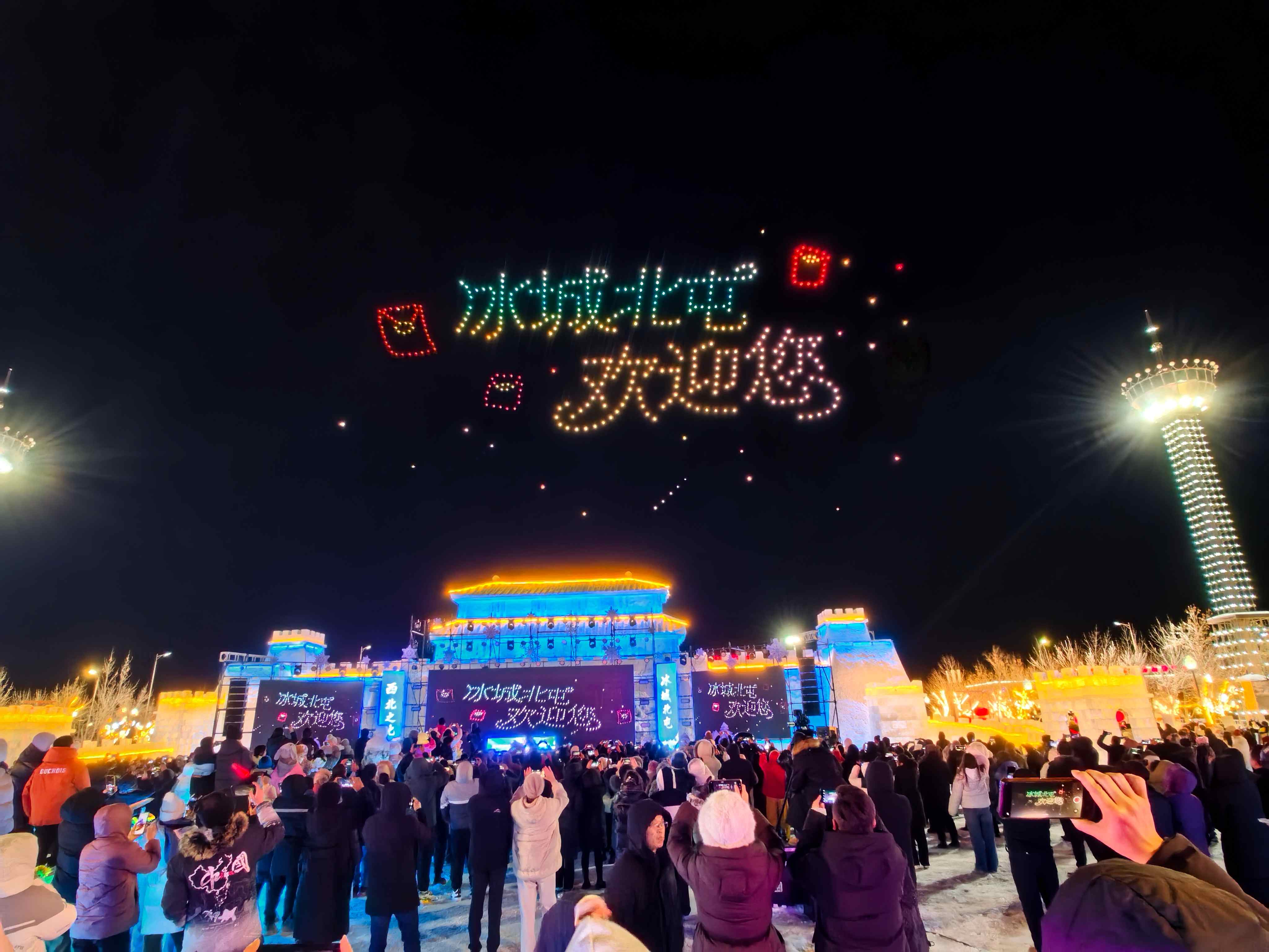 无人机特技表演。胡杨网记者 李雨浪 摄.jpg