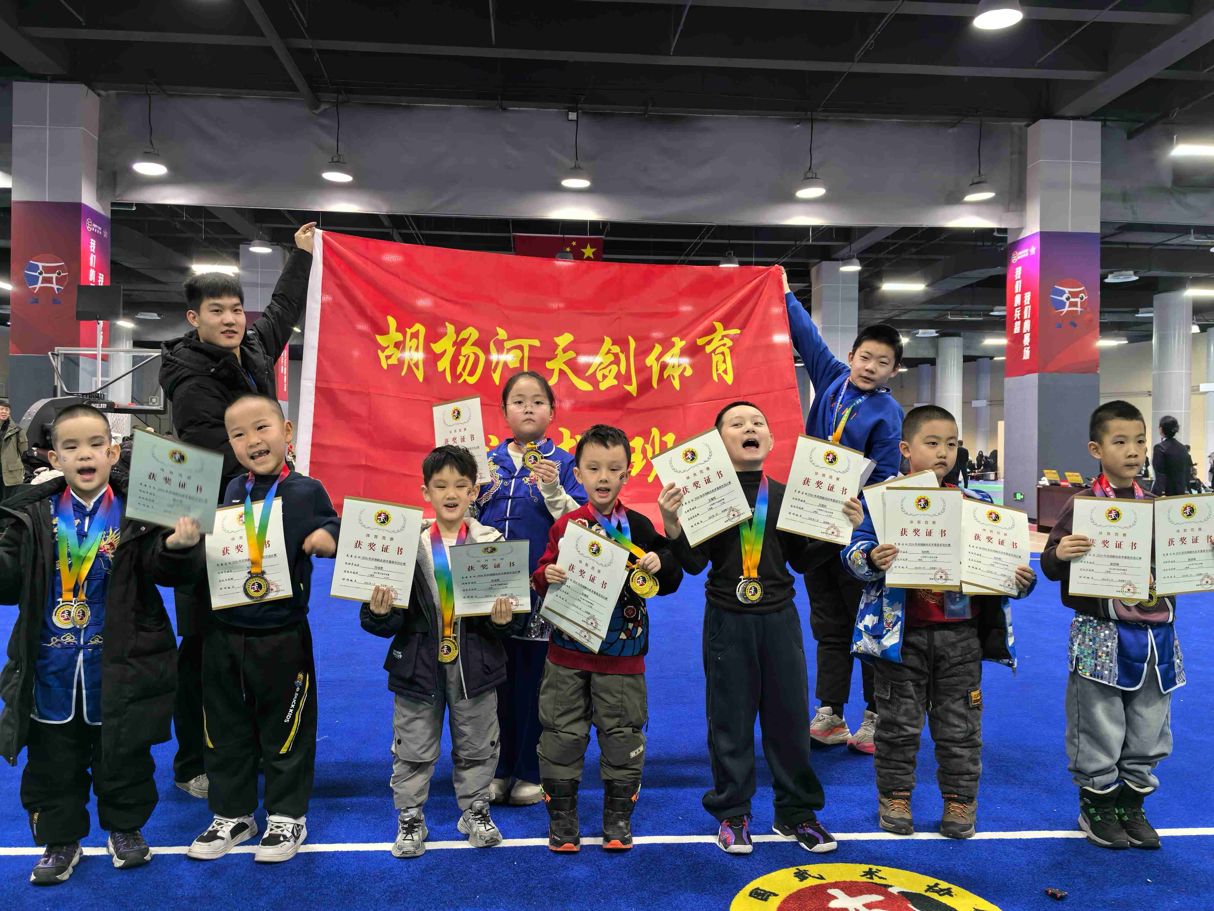 参赛选手合影留念。胡杨网记者 李雨浪 摄.jpg