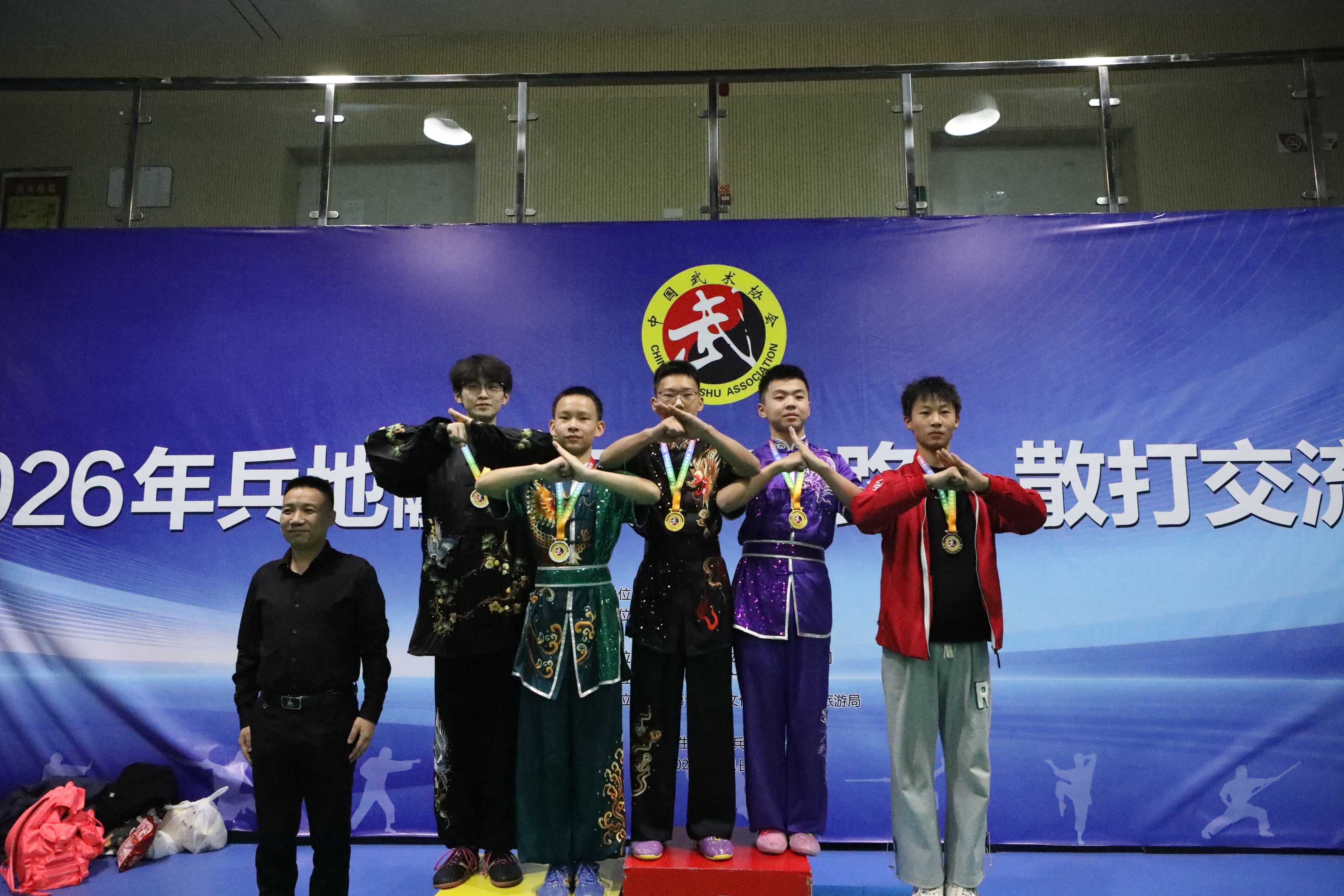 比赛现场，为获奖选手颁发奖牌。胡杨网记者 李雨浪 摄.jpg