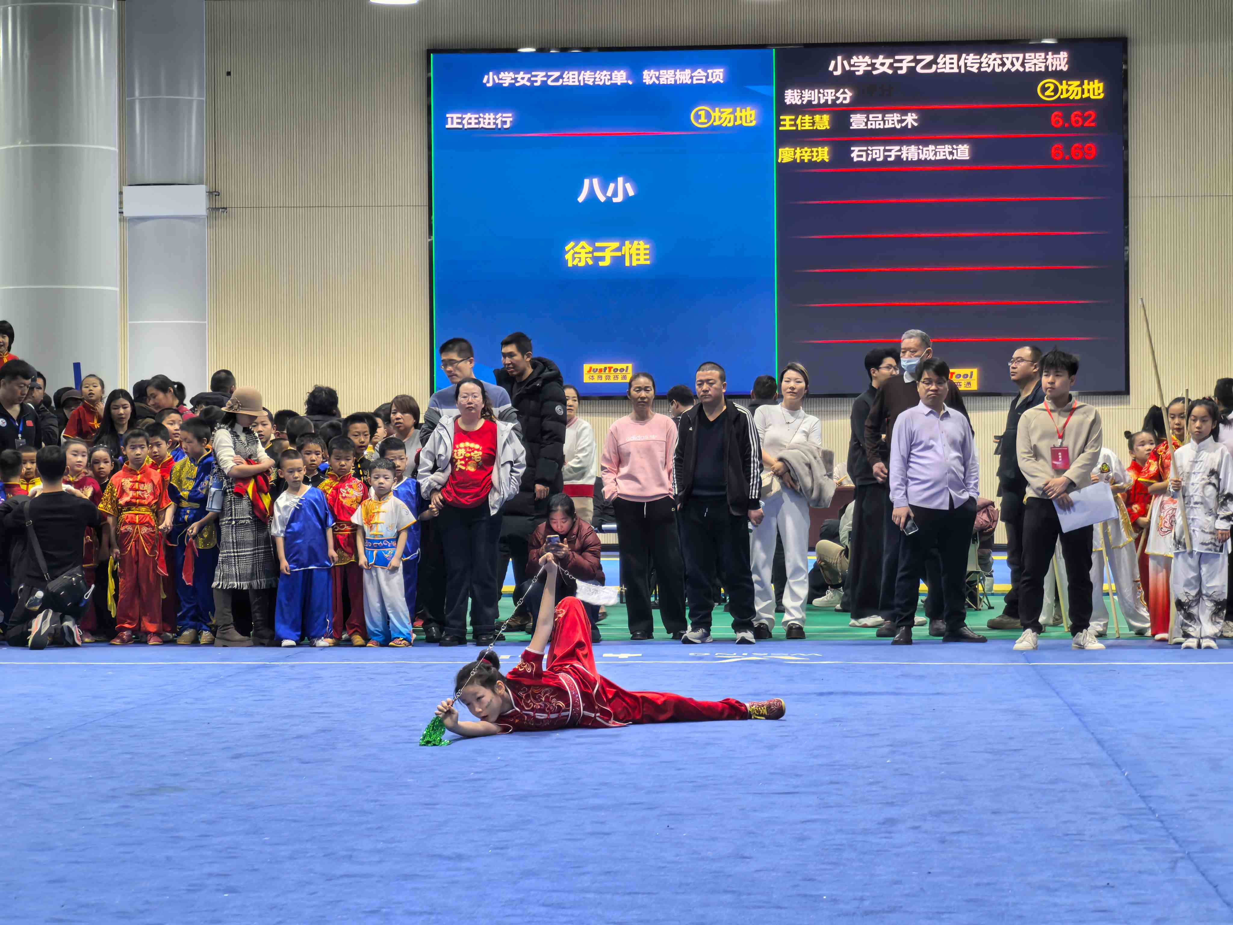 才赛选手将九节鞭舞的虎虎生风。胡杨网记者 李雨浪 摄.jpg