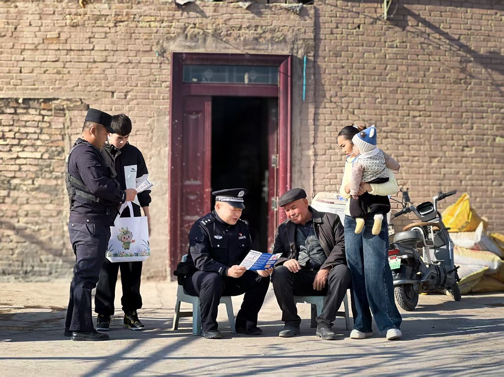 努尔艾力·吐洪(左三)与同事到居民家走访。.jpg 努尔艾力·吐洪(左三)与同事到居民家走访。.jpg