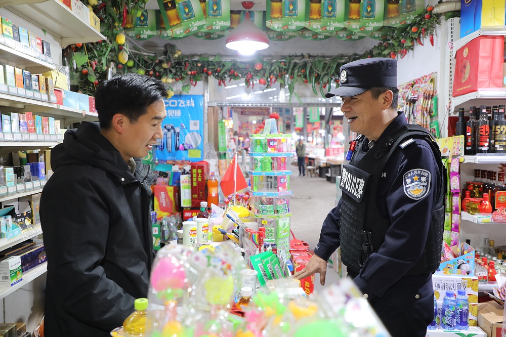 杨波在辖区内走访商户。.jpg 杨波在辖区内走访商户。.jpg