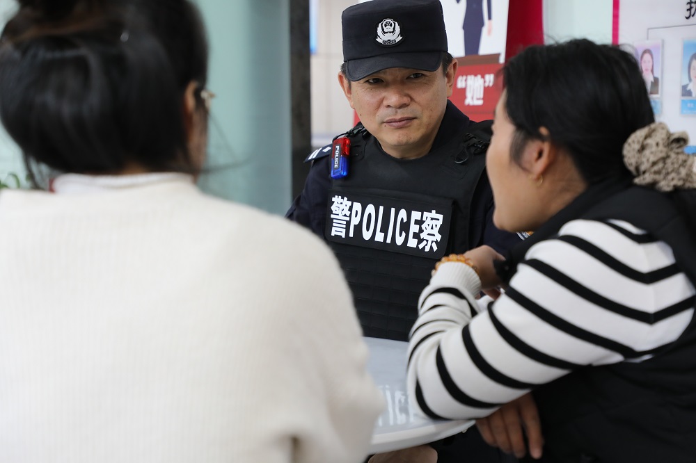 杨波与社区网格员共同商讨辖区管理问题。.jpg 杨波与社区网格员共同商讨辖区管理问题。.jpg