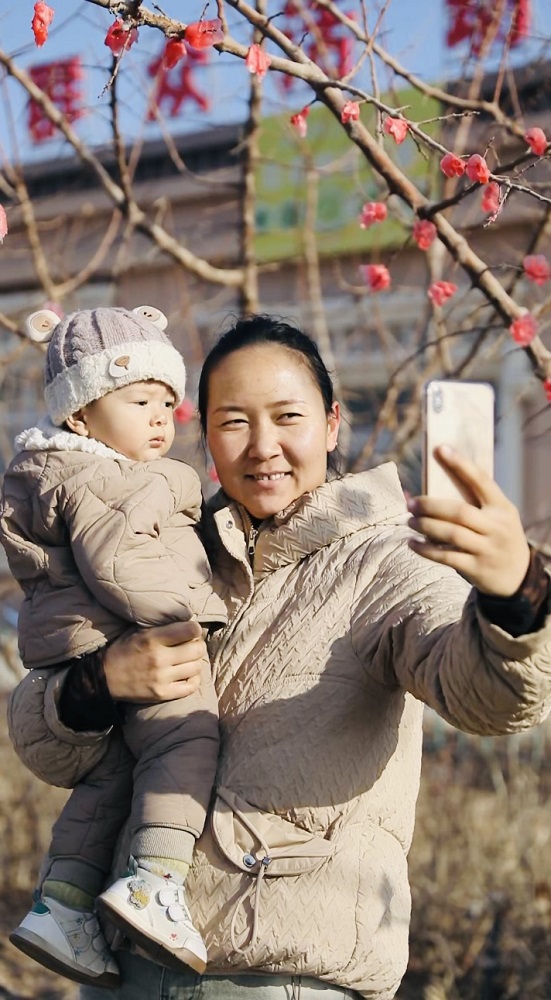 职工群众在“腊梅树”前打卡拍照。万凌 包伟 摄.jpg 职工群众在“腊梅树”前打卡拍照。万凌 包伟 摄.jpg