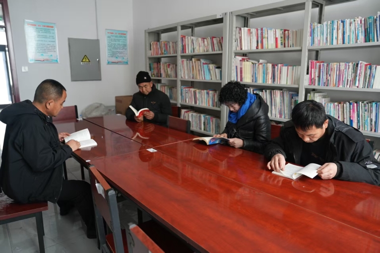 六师军户农场的农家书屋中,职工群众趁冬闲忙“冲电”。朱小丽 杜仪 摄.jpg