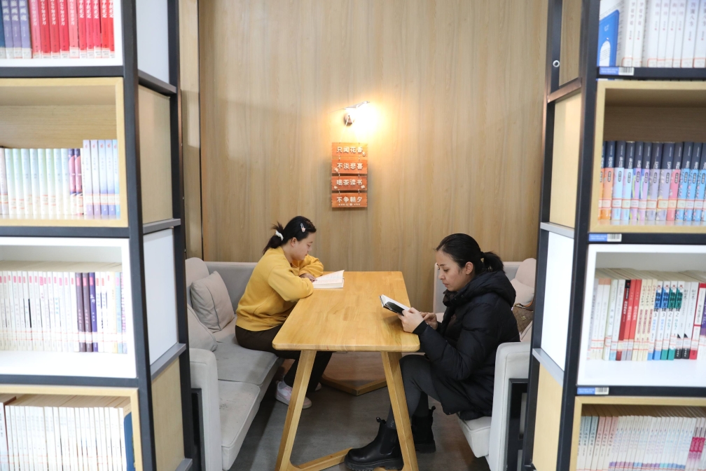 一师阿拉尔市的城市书屋设置有卡座读书区,为读者提供舒适的公共阅读空间。潘许摄.jpg