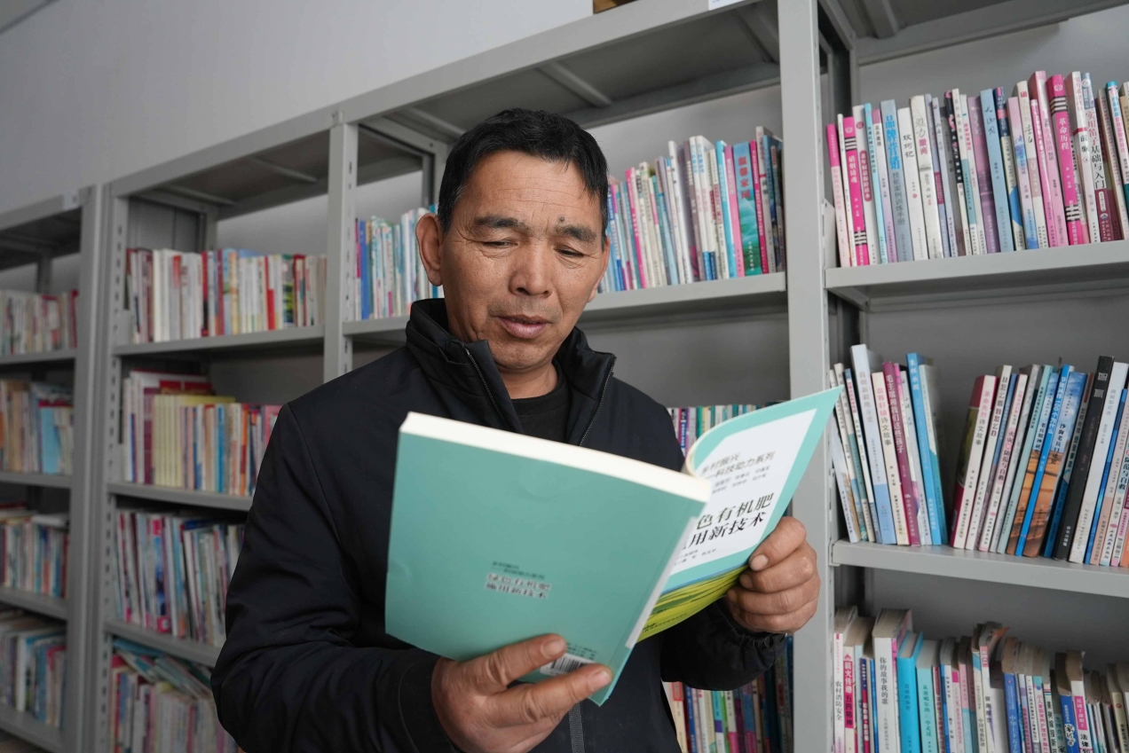 六师军户农场的农家书屋中，职工专注阅读。朱小丽 杜仪 摄.jpg