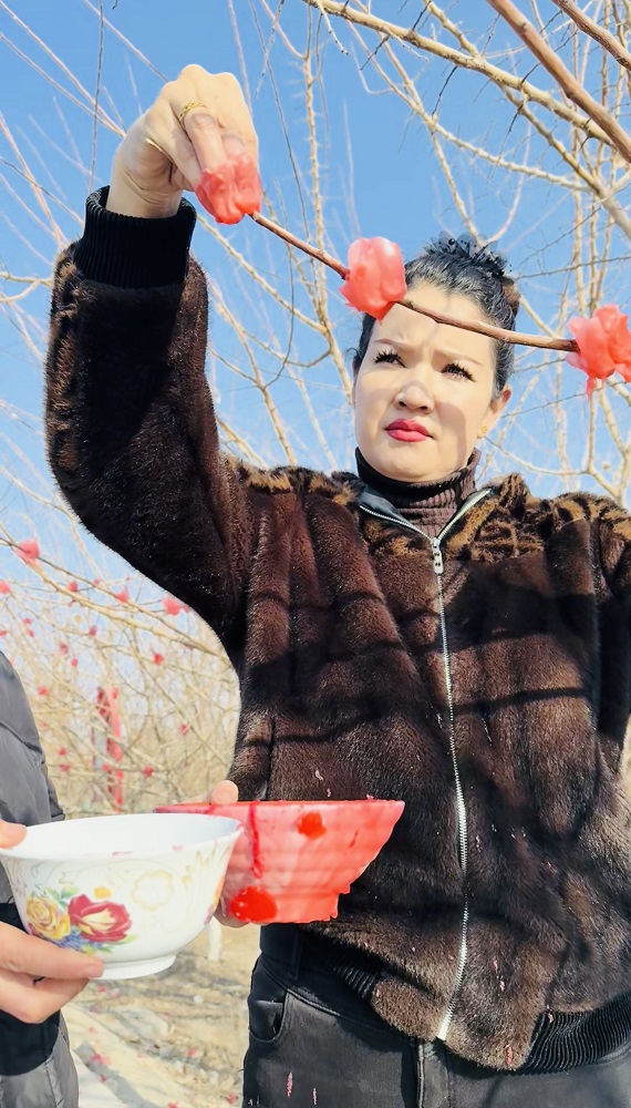 职工群众正在用蜡液捏制腊梅。万凌  包伟 摄.jpg