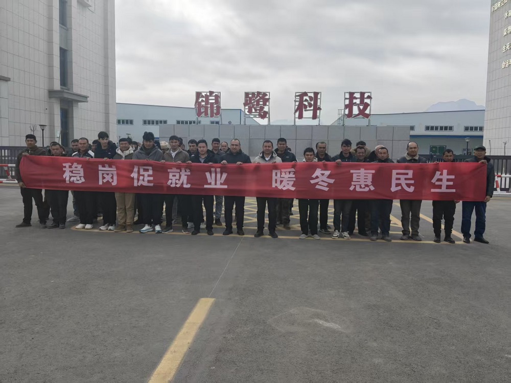 “访惠聚” 工作队，牵头组织连队群众深入企业参观交流.jpg