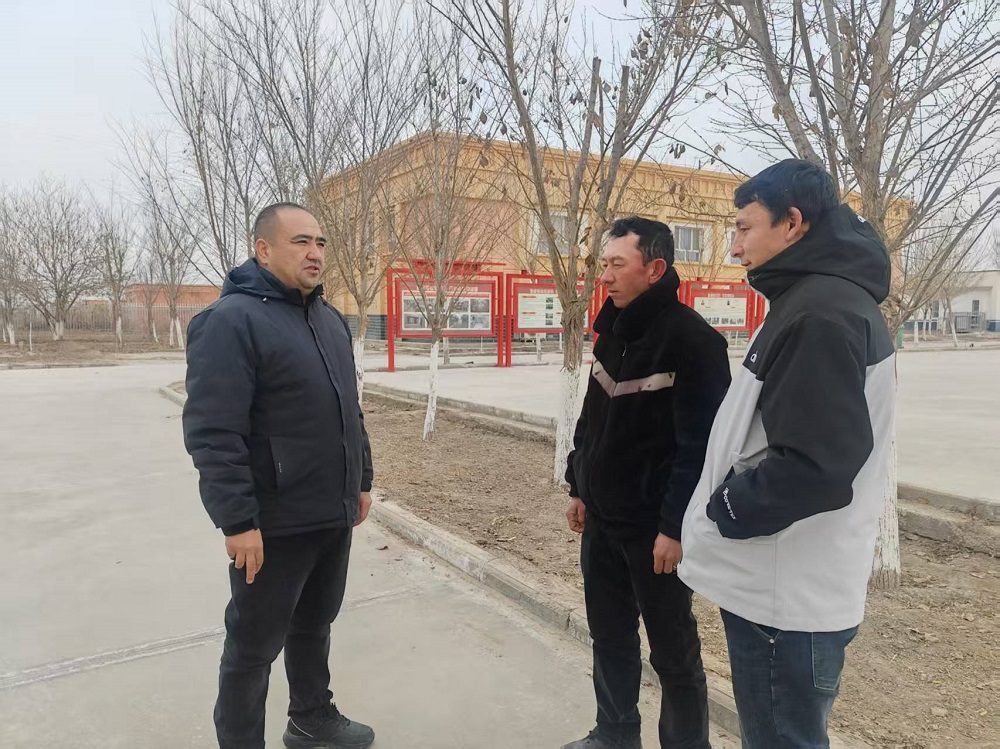 三师自然资源和规划局驻五十一团 14 连 “访惠聚” 工作队第一书记，嘱托有就业意向的群众，进入企业后要踏实肯干、珍惜岗位.jpg