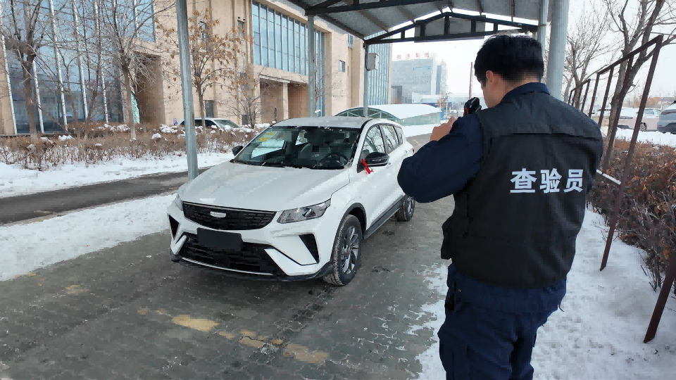 查验员对车辆外观进行登记检查.png