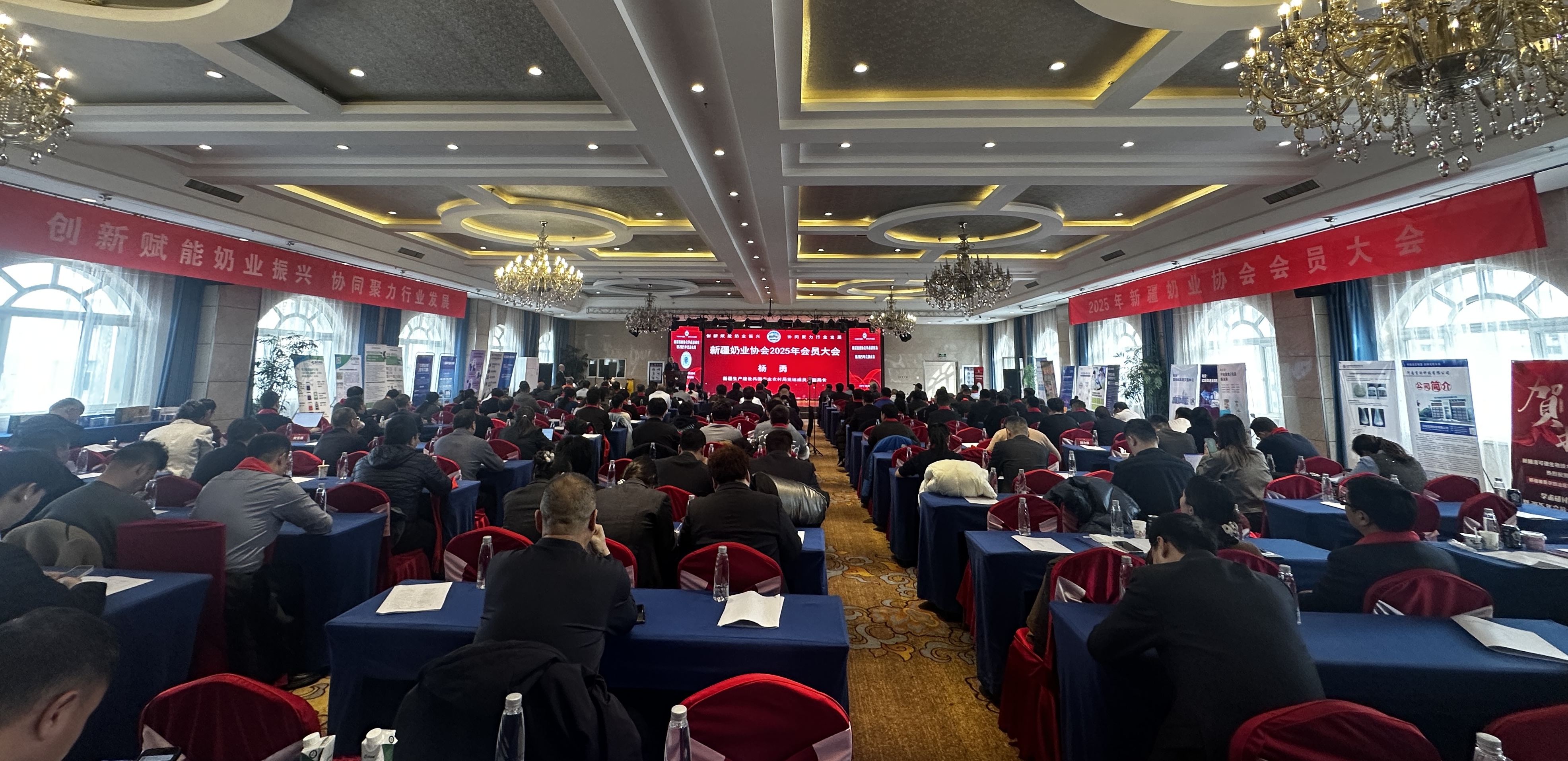 图为兵团农业农村局党组成员、副局长杨勇在会上讲话。李萍 摄.jpg