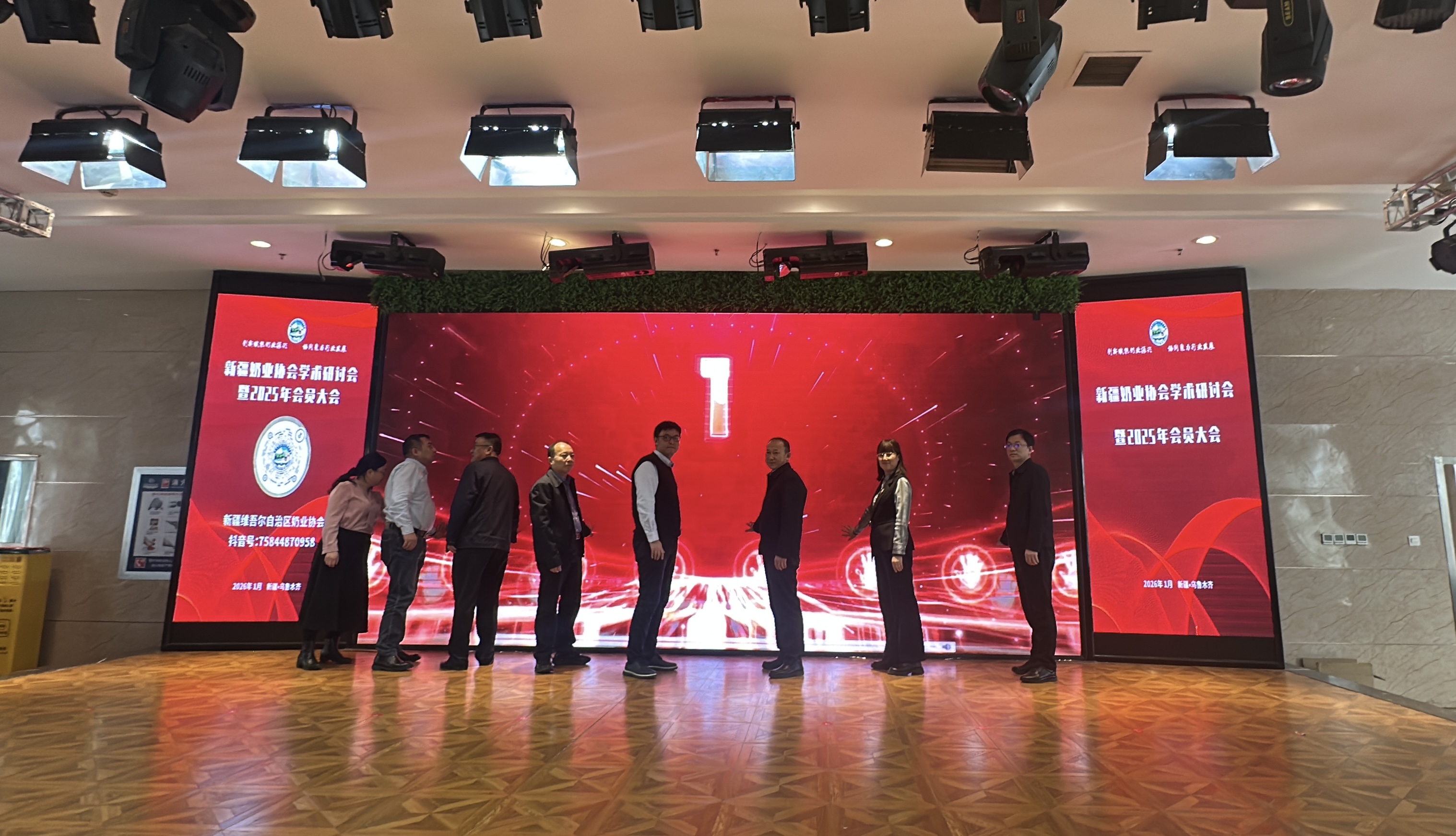 与会代表共同启动《乳源酵母、乳酸菌发酵型含乳饮料 奶啤》团体标准正式发布的重要时刻。李萍 摄.jpg