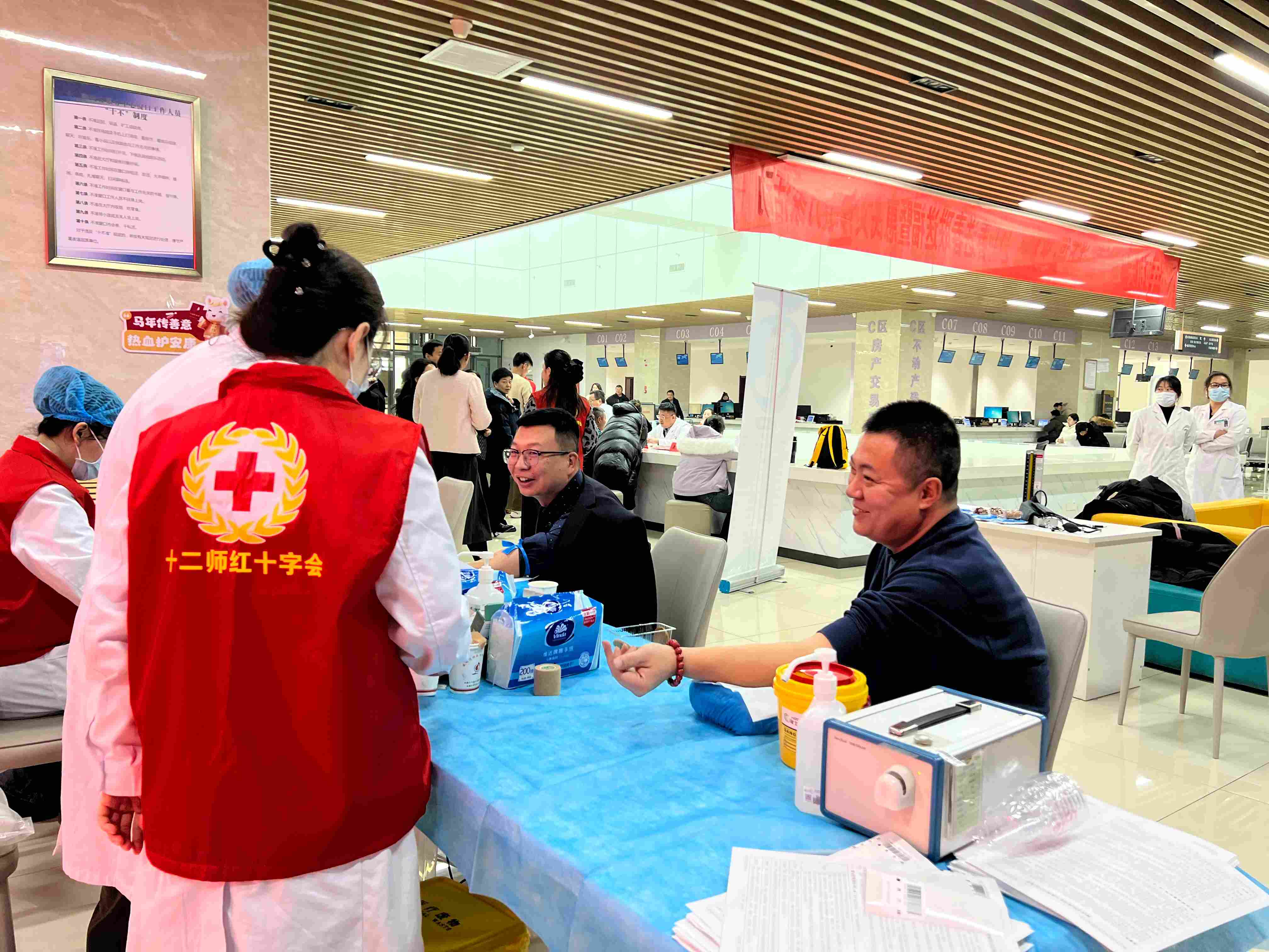 献血者和医务人员轻松聊天。.jpg