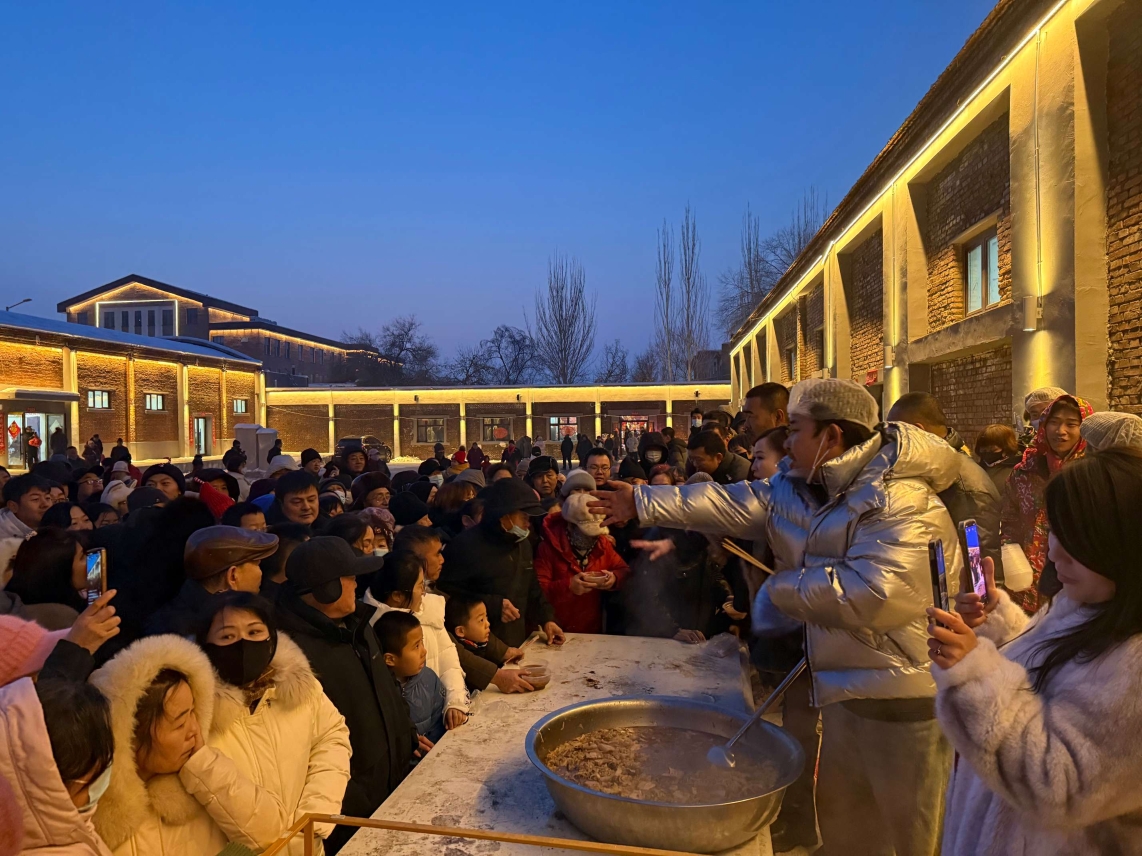 免费发年猪饭现场3 张楠 摄.jpg