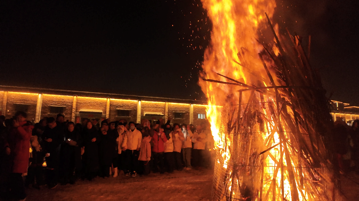 篝火晚会现场 张楠 摄.png