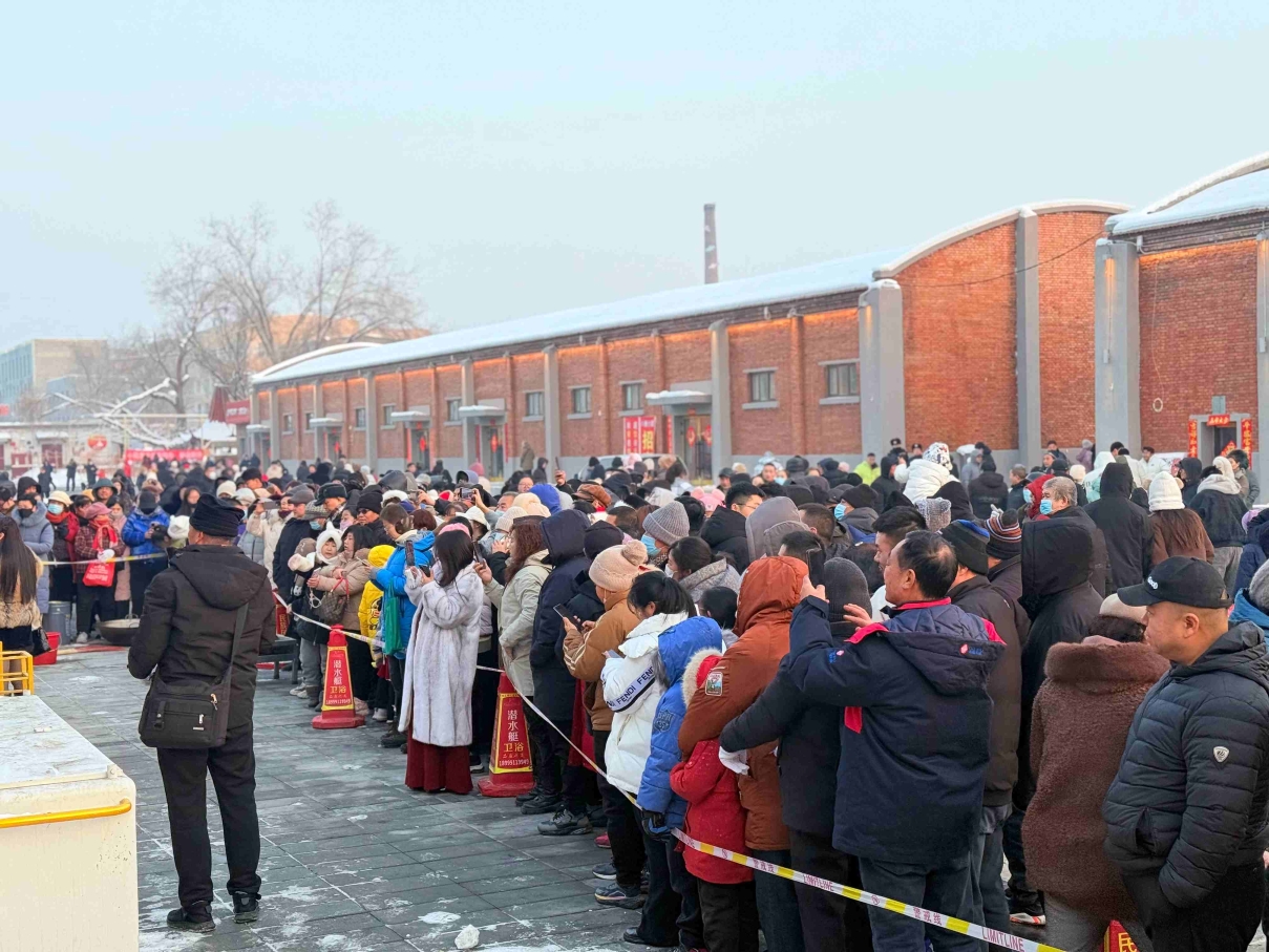 免费发年猪饭现场4 张楠 摄.jpg