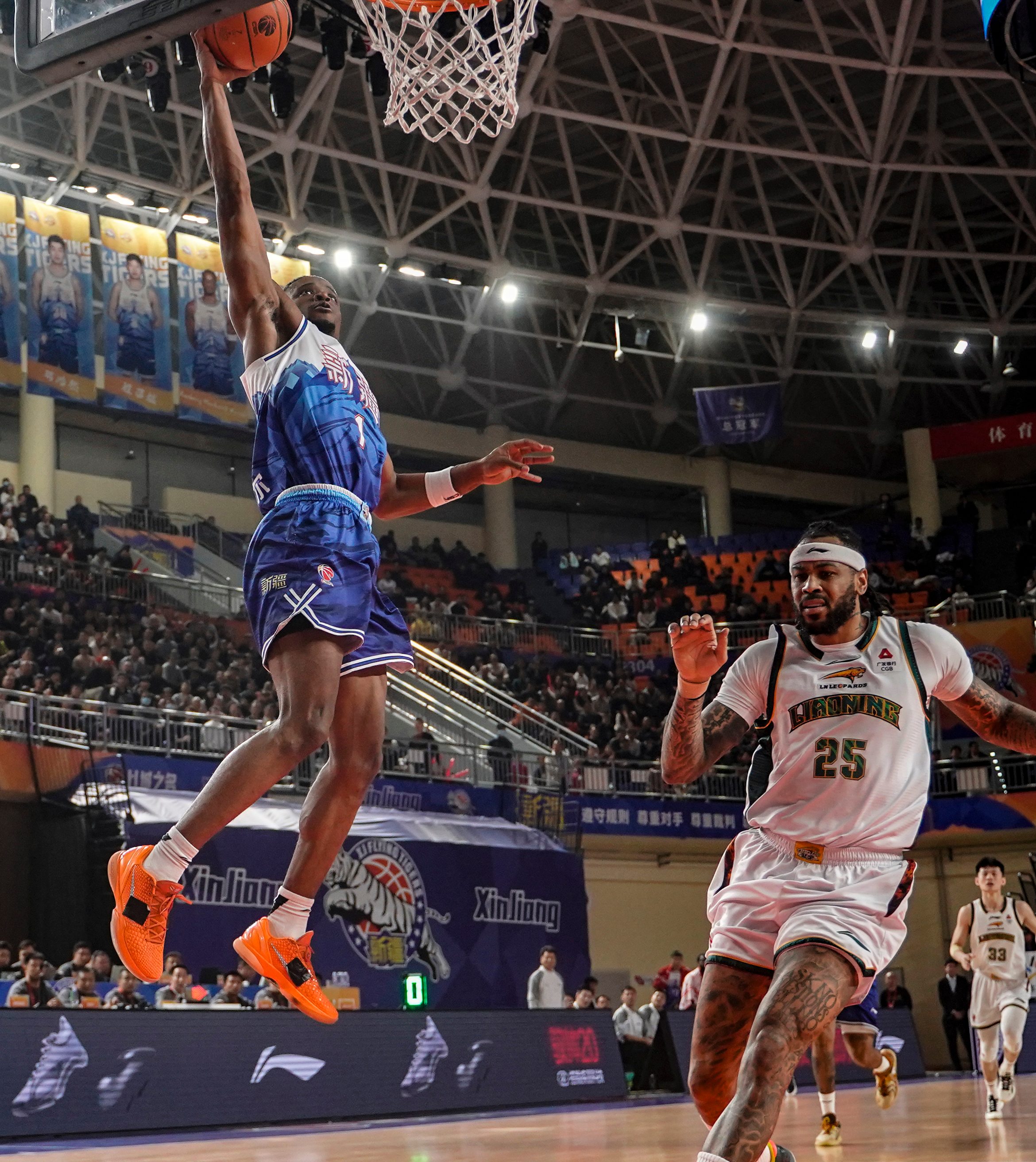 新疆伊力特1号外援球员纳托尔(左)正在投篮。田园 摄.jpg