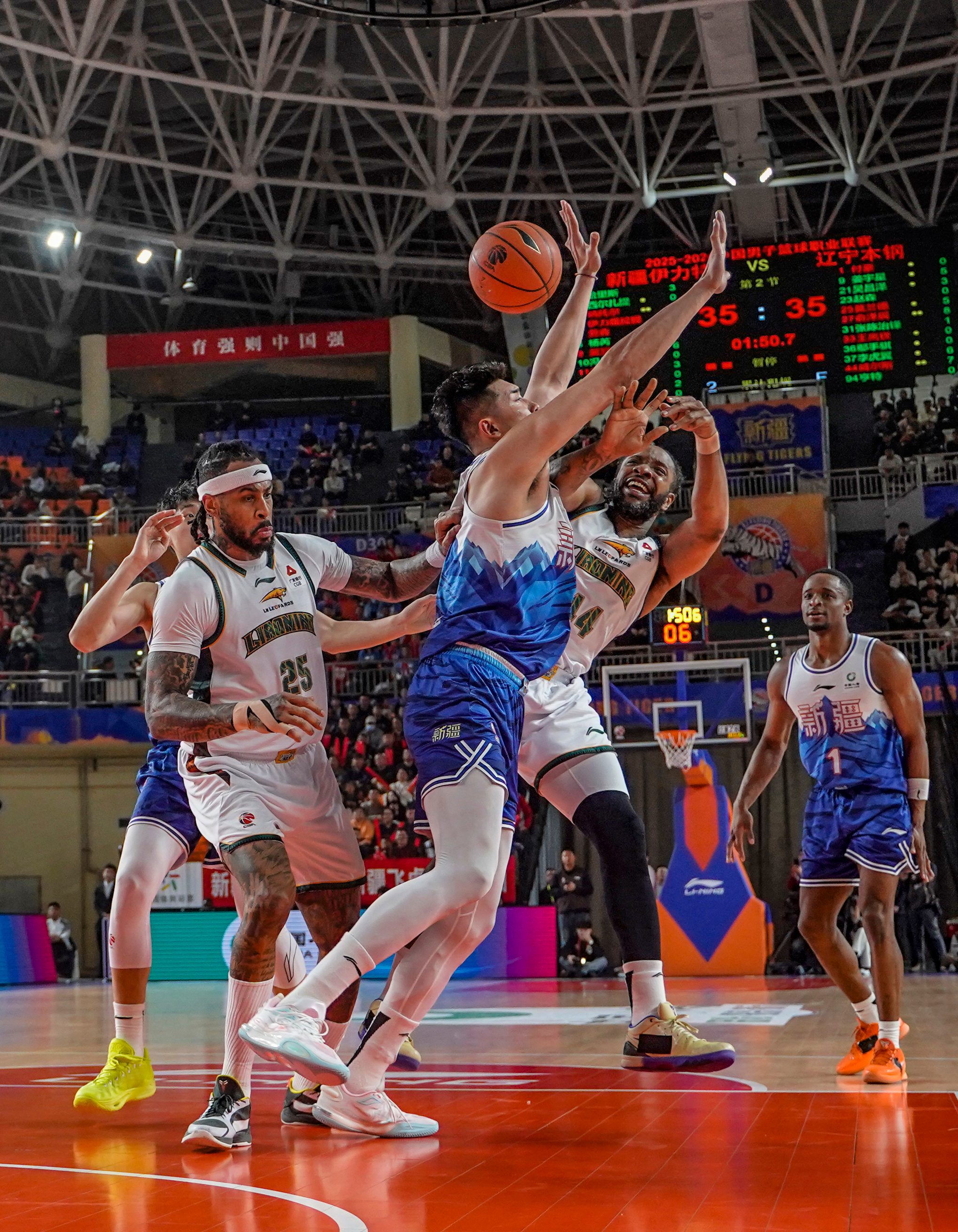 新疆伊力特9号球员吴冠希正在防守。田园 摄.jpg