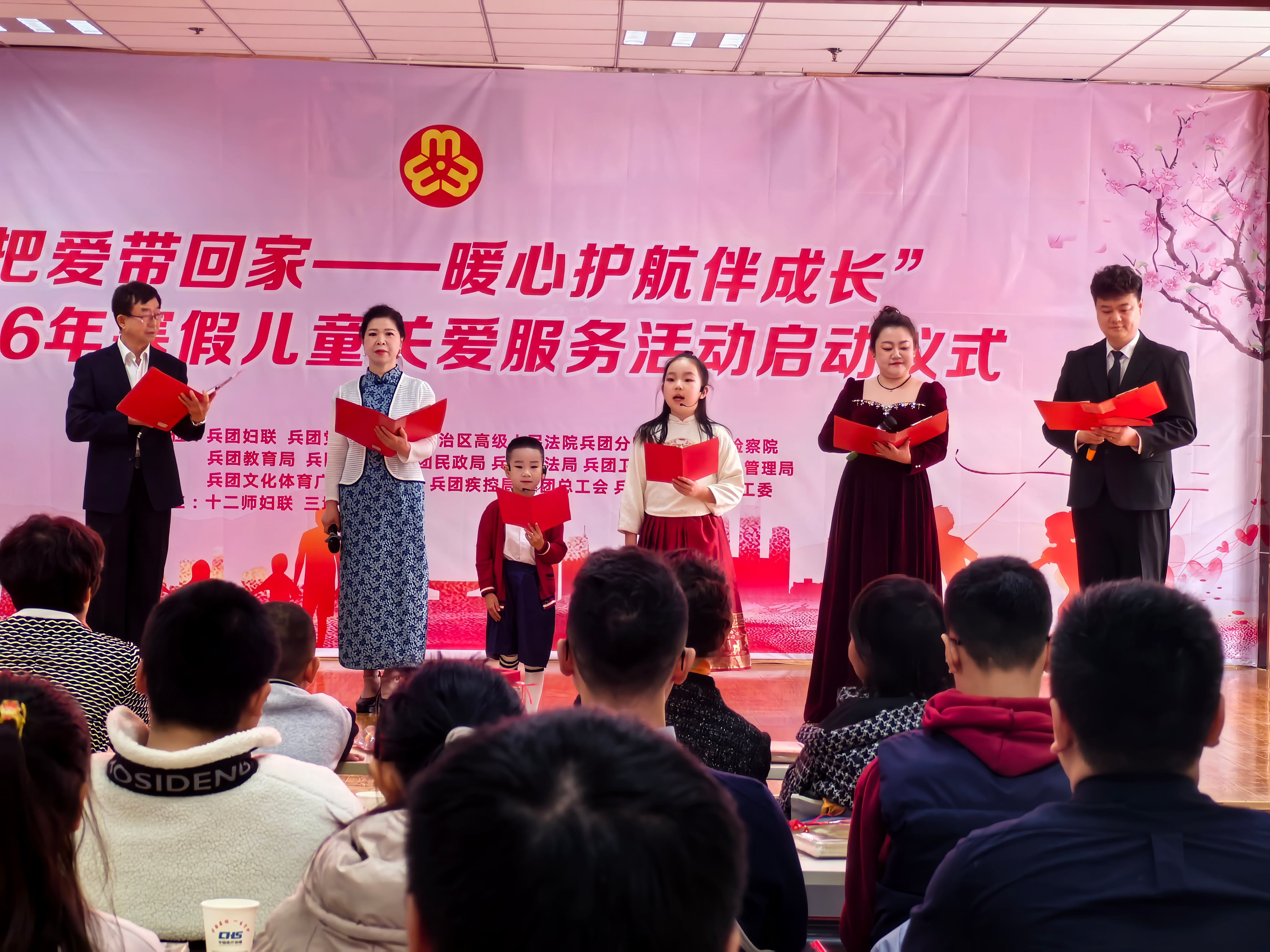 启动仪式上，经典诵读《小家烛火耀兵团》。胡杨网记者 李雨浪 摄.jpg