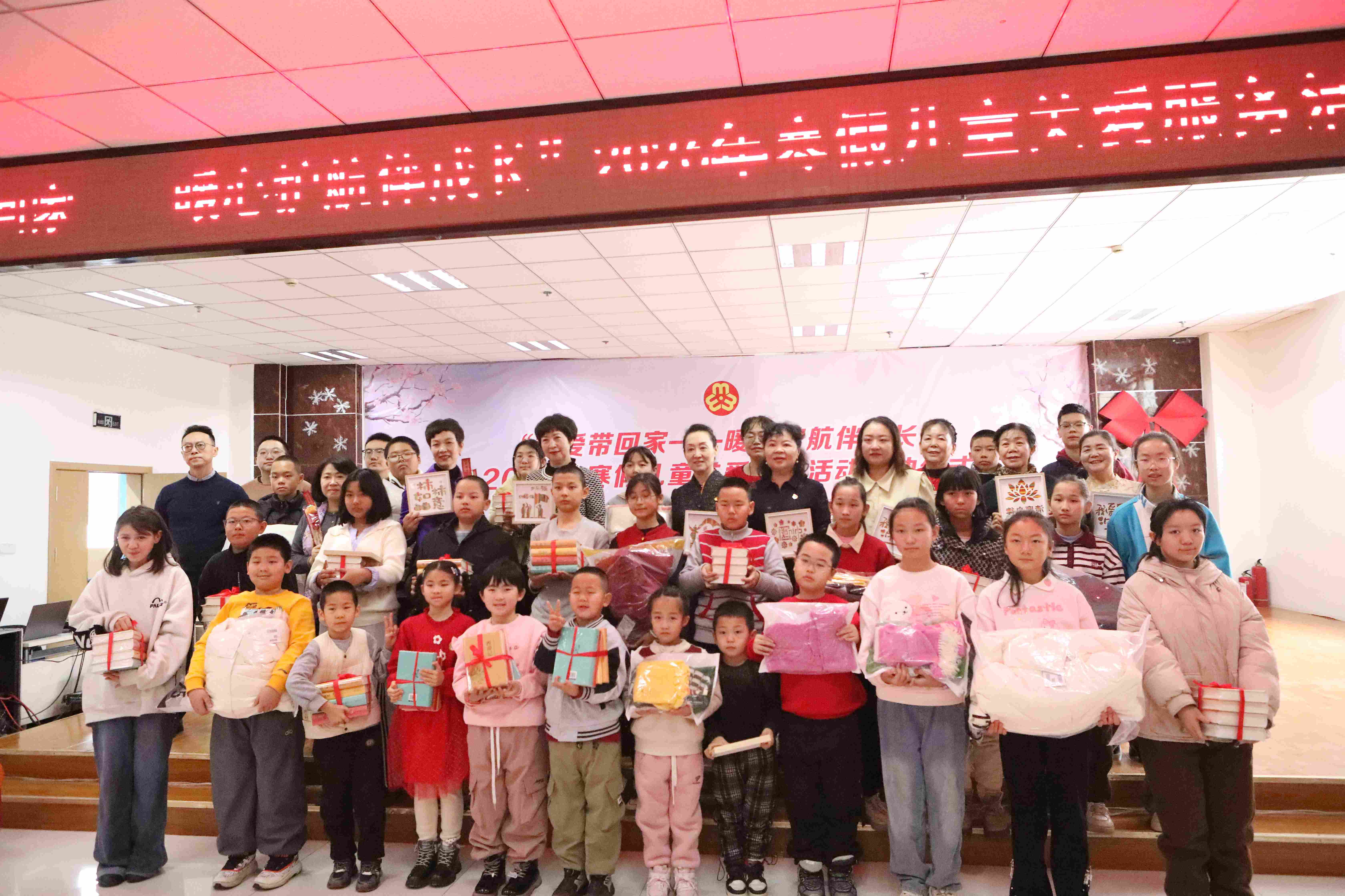 活动嘉宾合影留念。胡杨网记者 李雨浪 摄.jpg