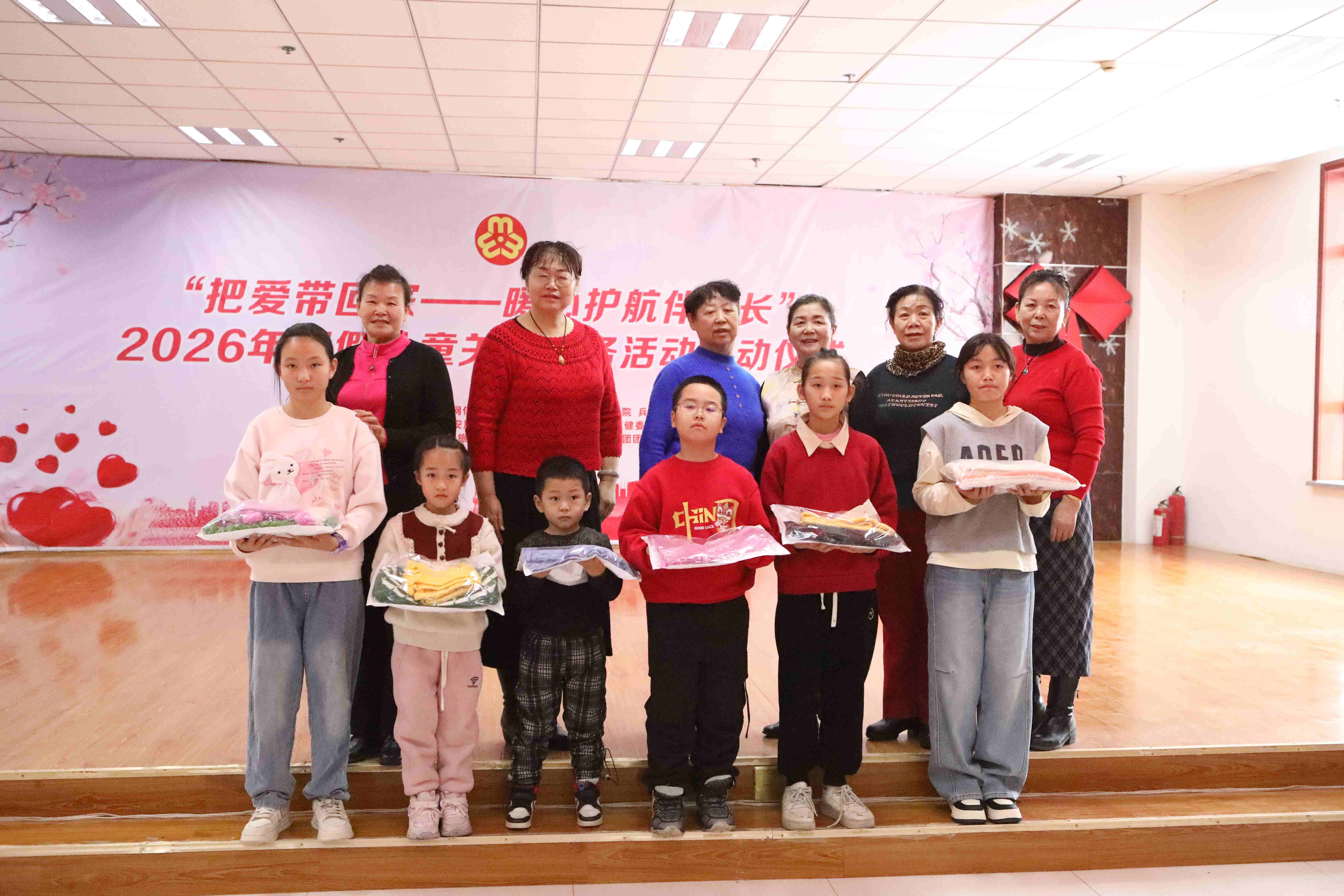 爱心妈妈们向小朋友们捐赠毛衣。胡杨网记者 李雨浪 摄.jpg