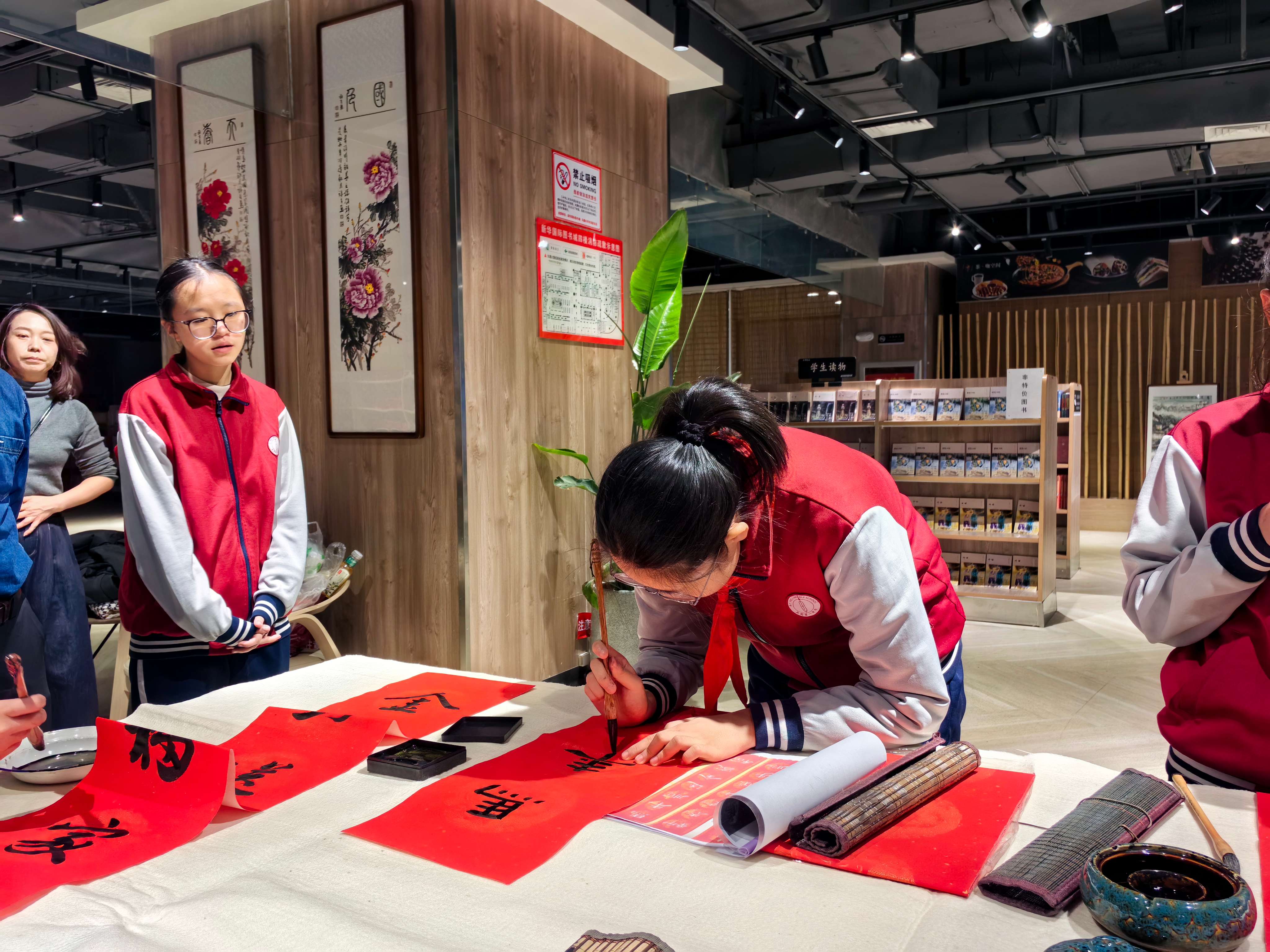 开幕式现场，兵一学子书写春联。胡杨网记者 李雨浪 摄.jpg