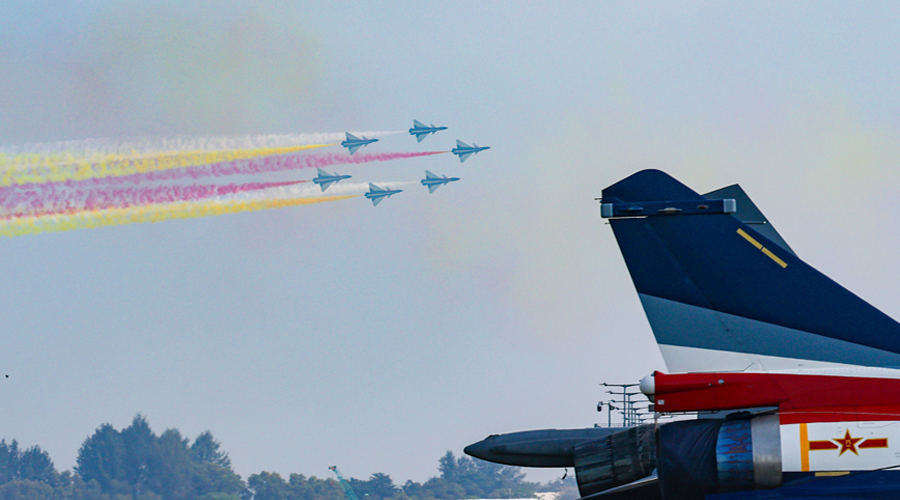 中国空军八一飞行表演队进行检验性飞行
