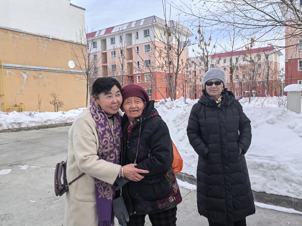 革命古丽与七十七团辖区居民。胡杨网记者 李雨浪 摄.jpg