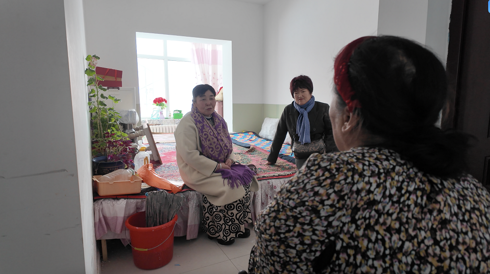 革命古丽与“爱心妈妈”团队成员一起上门探望困难群众。胡杨网记者 李雨浪 摄.png