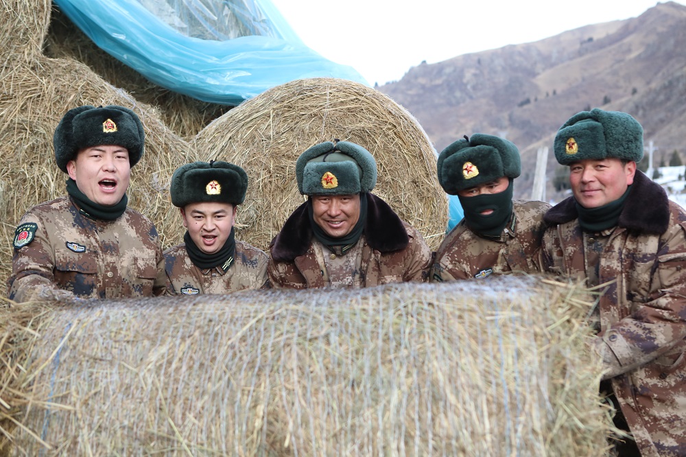 护边员在站点准备为马匹进行草料补给。胡杨网记者 李雨浪 摄.jpg