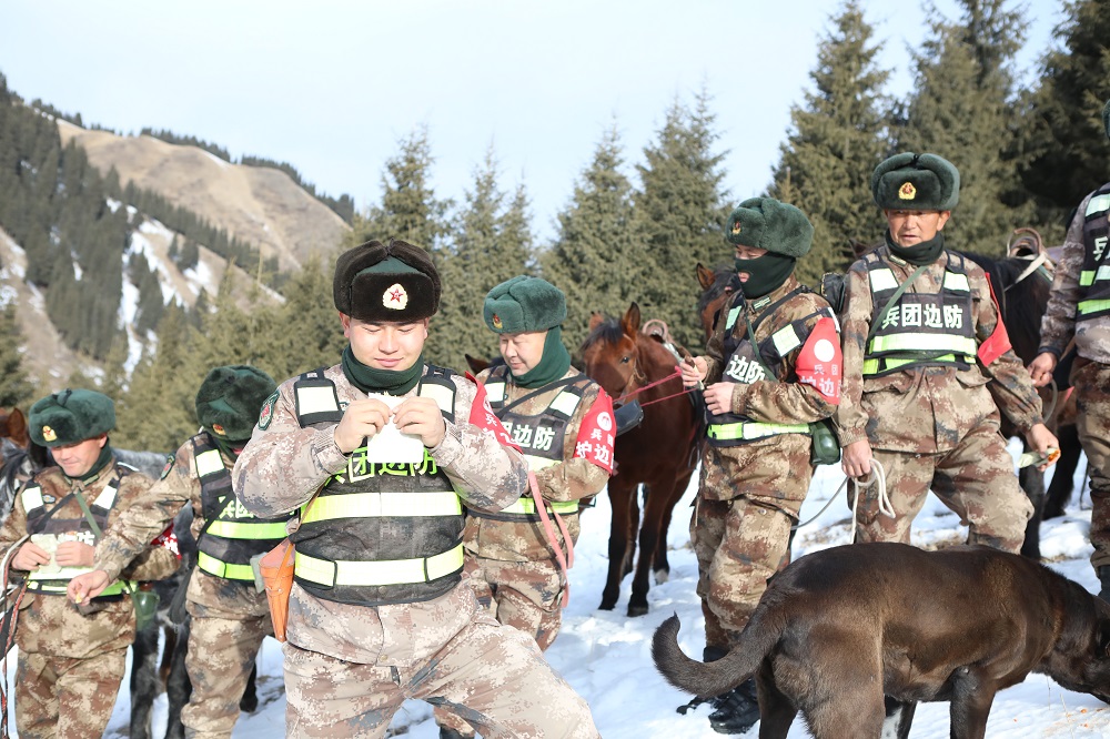 巡逻途中，护边员们进行补给。胡杨网记者 李雨浪 摄.jpg