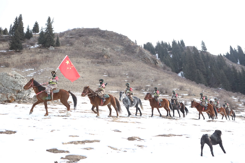 护边员们在山上进行马巡。胡杨网记者 李雨浪 摄.jpg