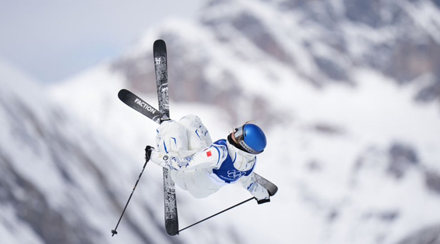 ​谷爱凌夺得米兰冬奥会自由式滑雪女子坡面障碍技巧银牌