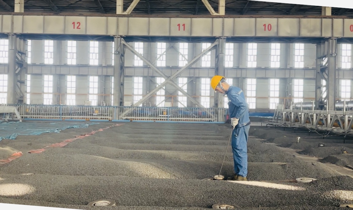 焙烧车间内，工人正在检查焙烧炉的燃烧情况。李萍 摄.png