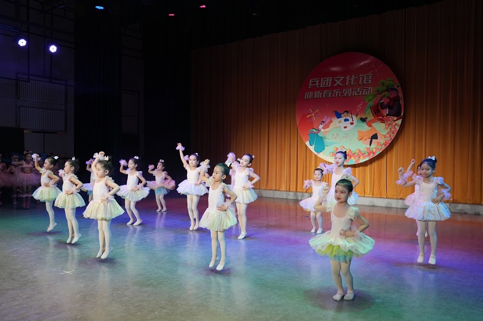 孩子们开心地舞动起来。.jpg 孩子们开心地舞动起来。.jpg