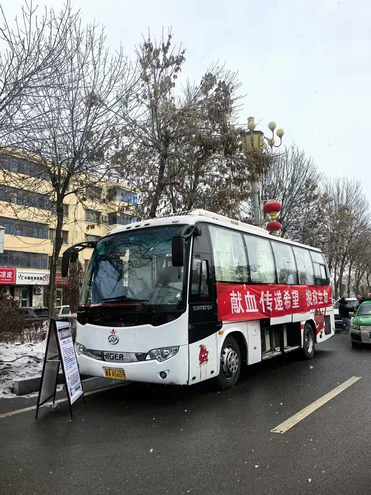 兵团中心血站献血车。.jpg