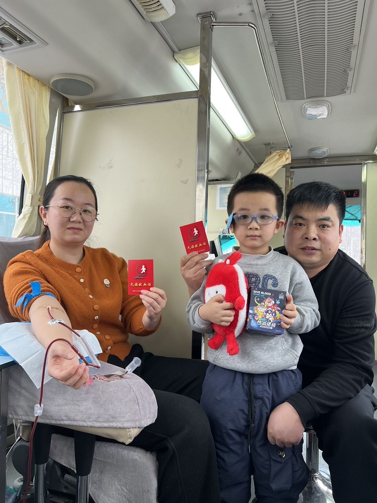 一家人带着孩子参与献血。.jpg