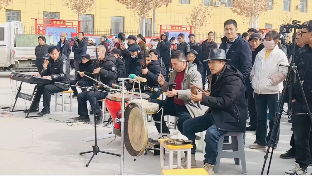 伴随着节奏铿锵的板胡与锣鼓声，秦腔伴奏成员配合默契。陈皓 摄.jpg
