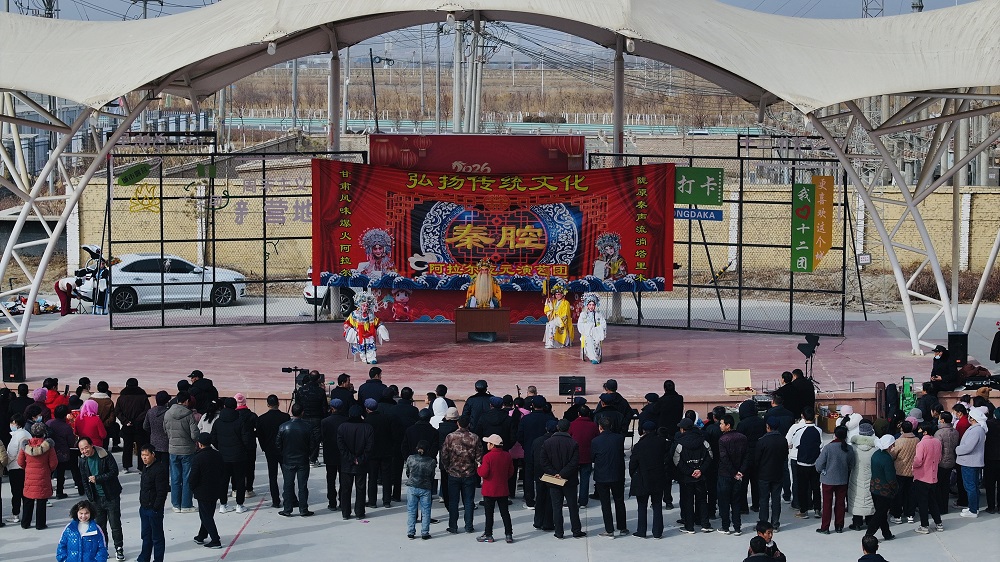 一师十二团的职工群众正在观看秦腔表演。陈皓 摄.jpg