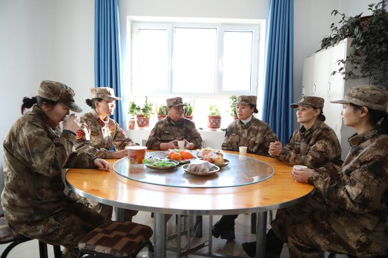 郑海燕（左三）和护边员们座谈。胡杨网记者 李雨浪 摄.jpg