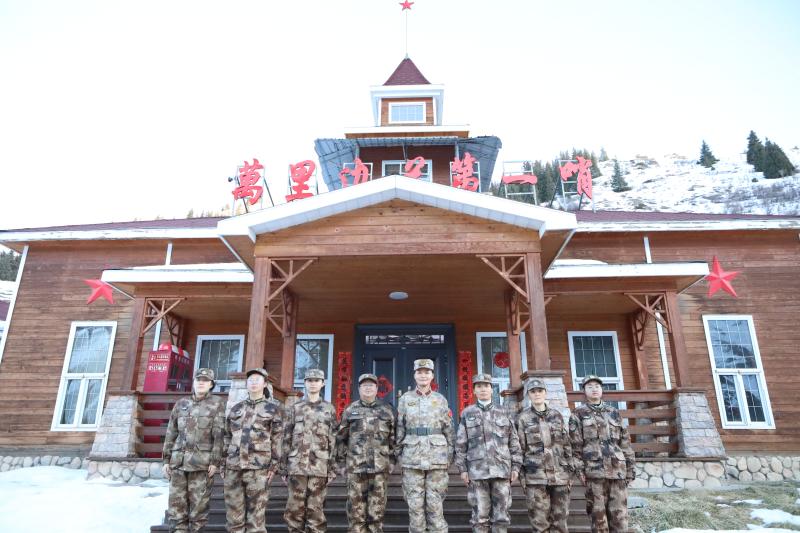 护边员们合影。胡杨网记者 李雨浪 摄.jpg