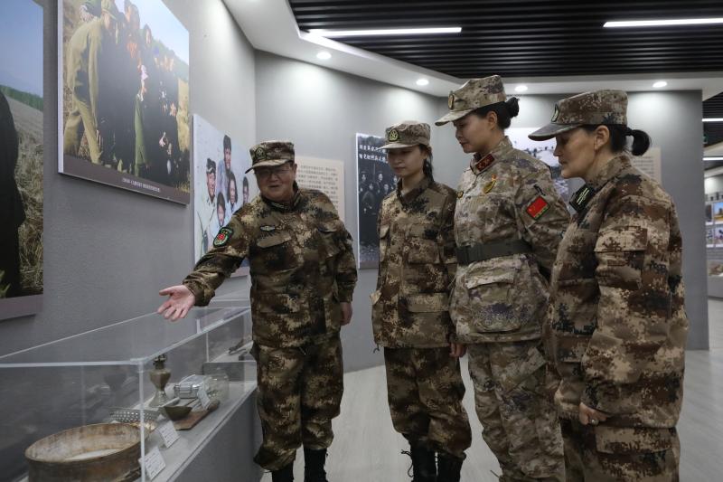 郑海燕向护边员们讲述钟槐哨所爱国主义教育基地内的故事。胡杨网记者 李雨浪 摄.jpg