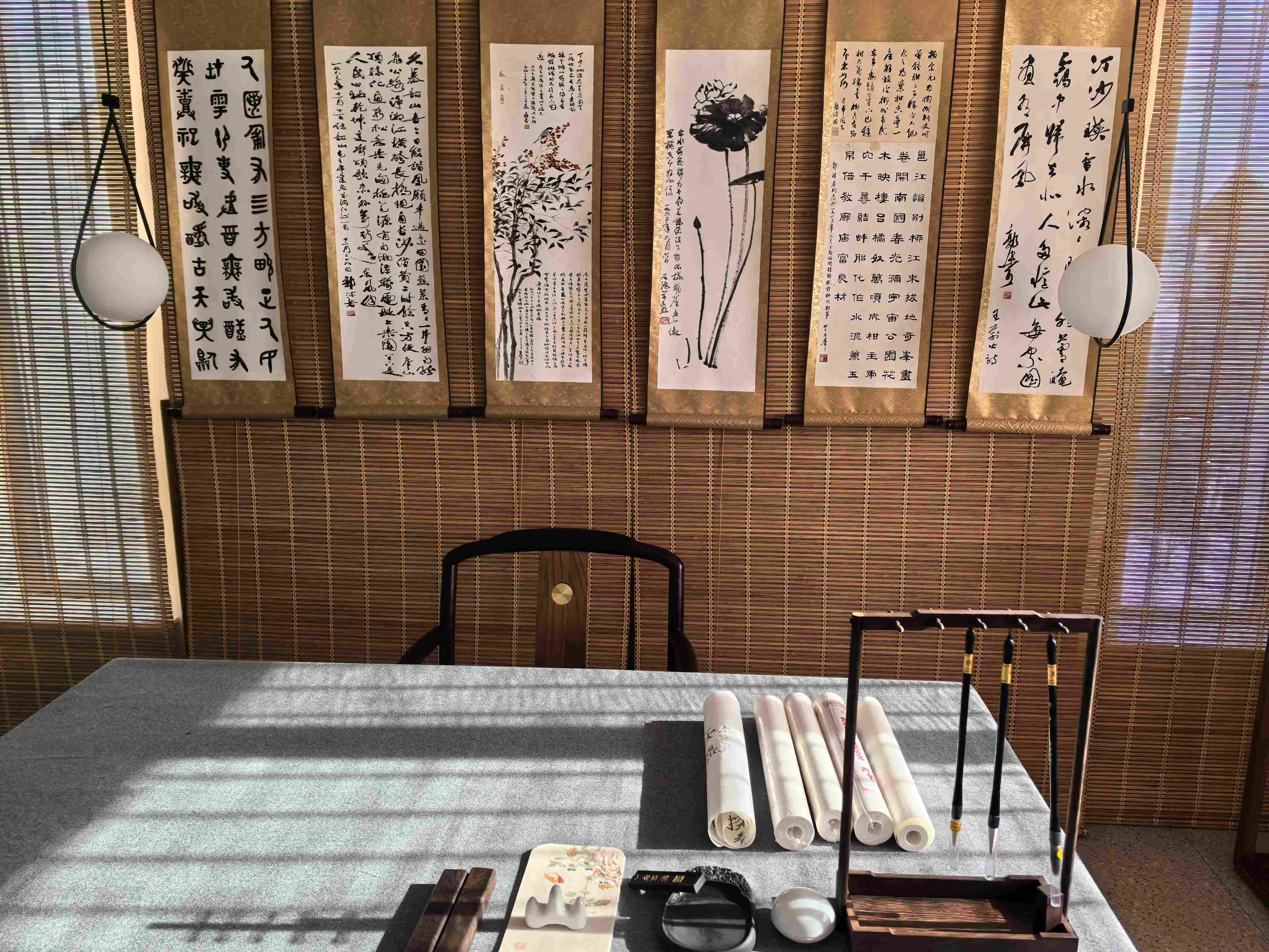 七十七团柒溪民宿内的书房一角。胡杨网记者 李雨浪 摄.jpg