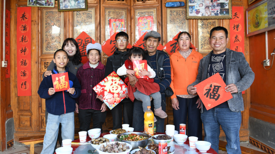 万家灯火守岁时 热气腾腾团圆年——全国各地群众欢度马年除夕