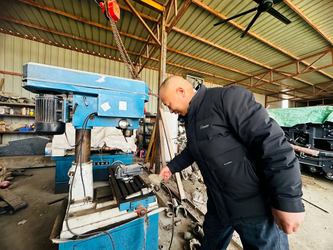 十二团六连党支部书记文长建正在操作机床。李萍 摄.jpg