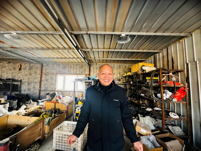 文长建的工房，多年来，他在这里倒腾“出了越来越好用的残膜回收机。李萍 摄.jpg