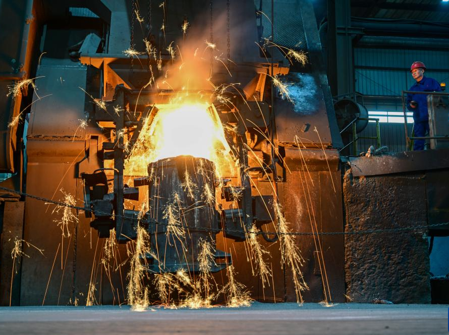 新华时评丨春风浩荡好扬鞭