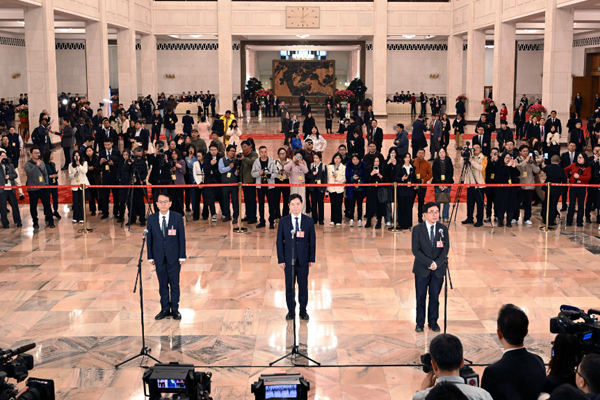 全国政协十四届四次会议首场“委员通道”集体采访活动举行